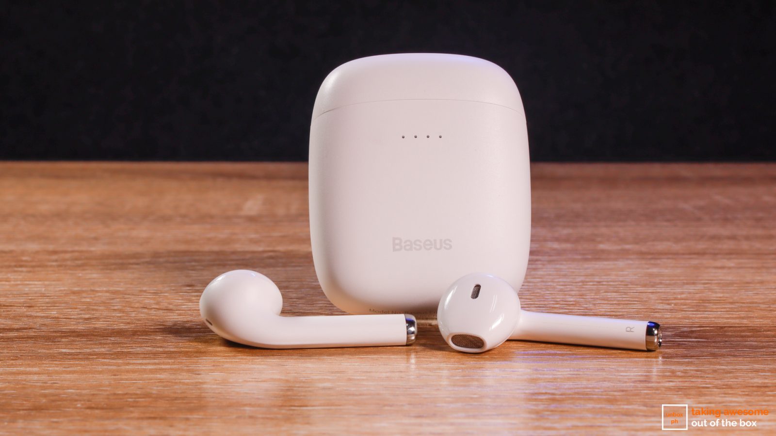 The case and earpods of Baseus Encok W04 Pro