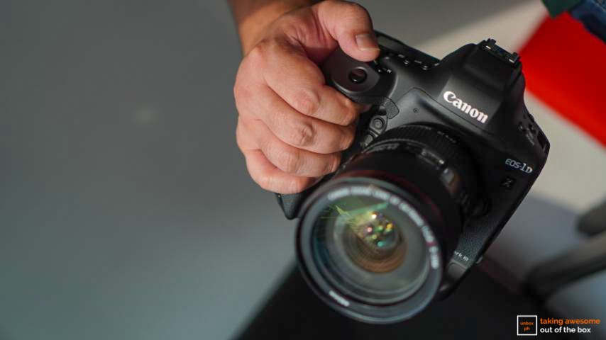 Canon EOS-1DX Mark III hold by a man