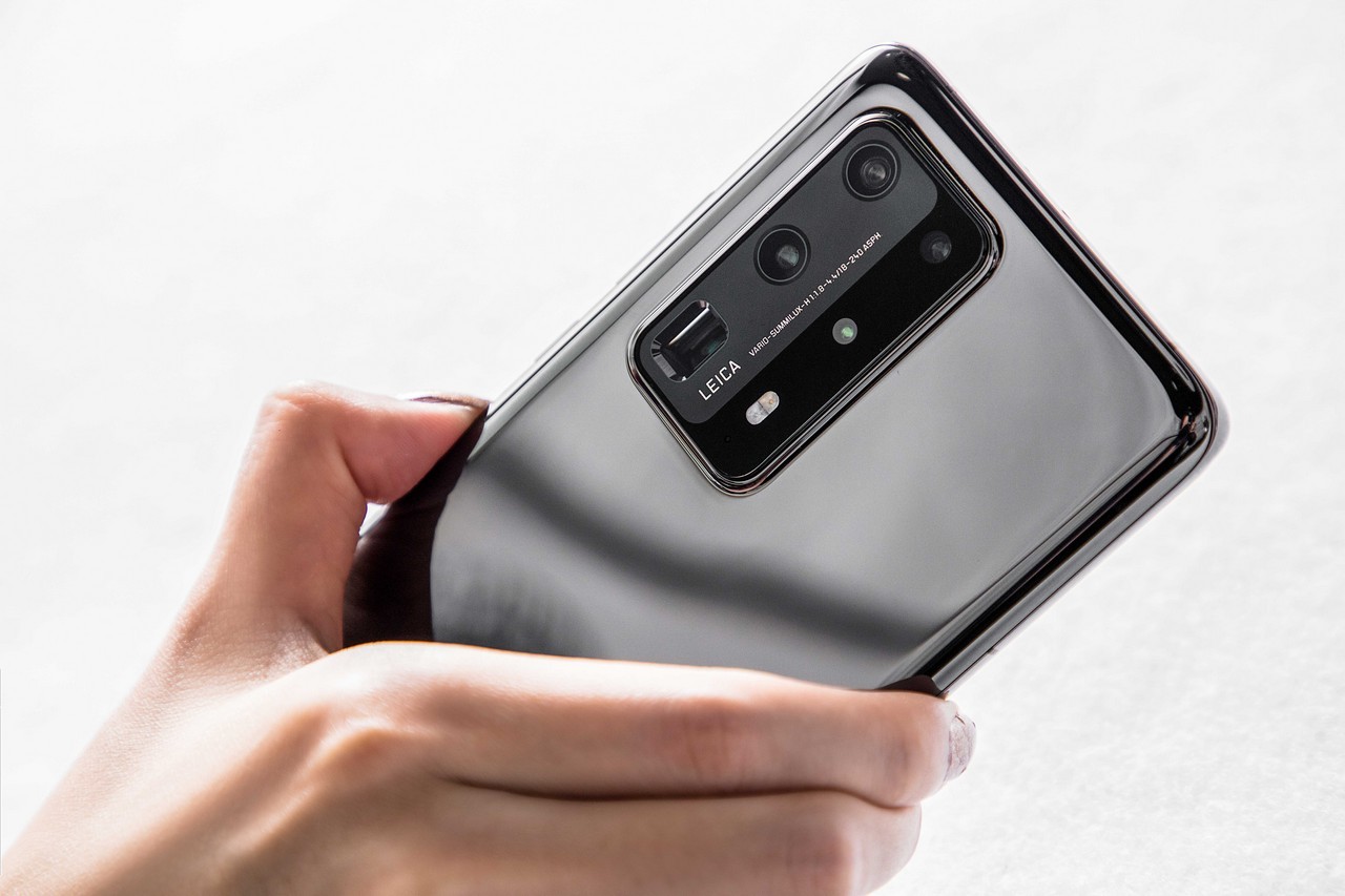 Photo of the huawei p40 being held