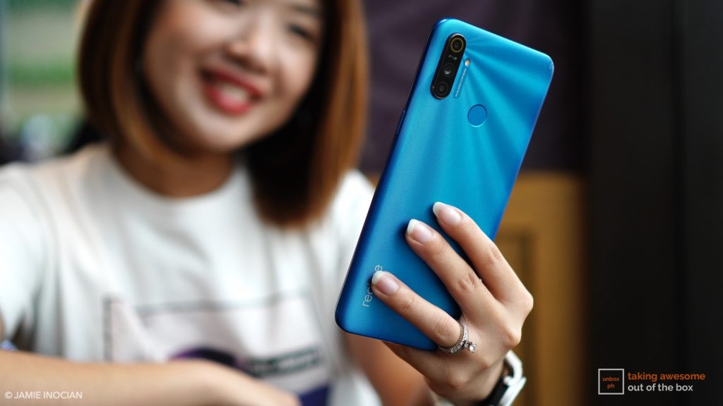girl holding the realme c3