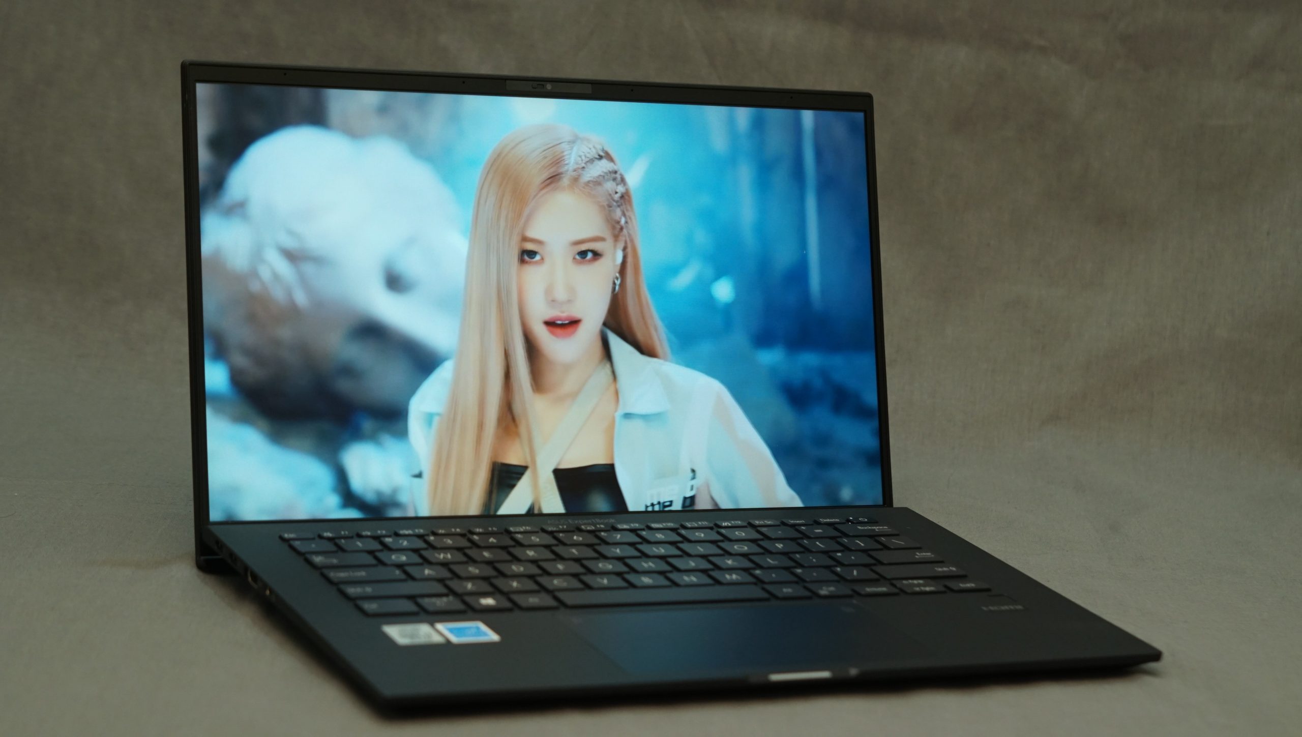 Kpop music video being played on the ASUS Expertbook B9450F