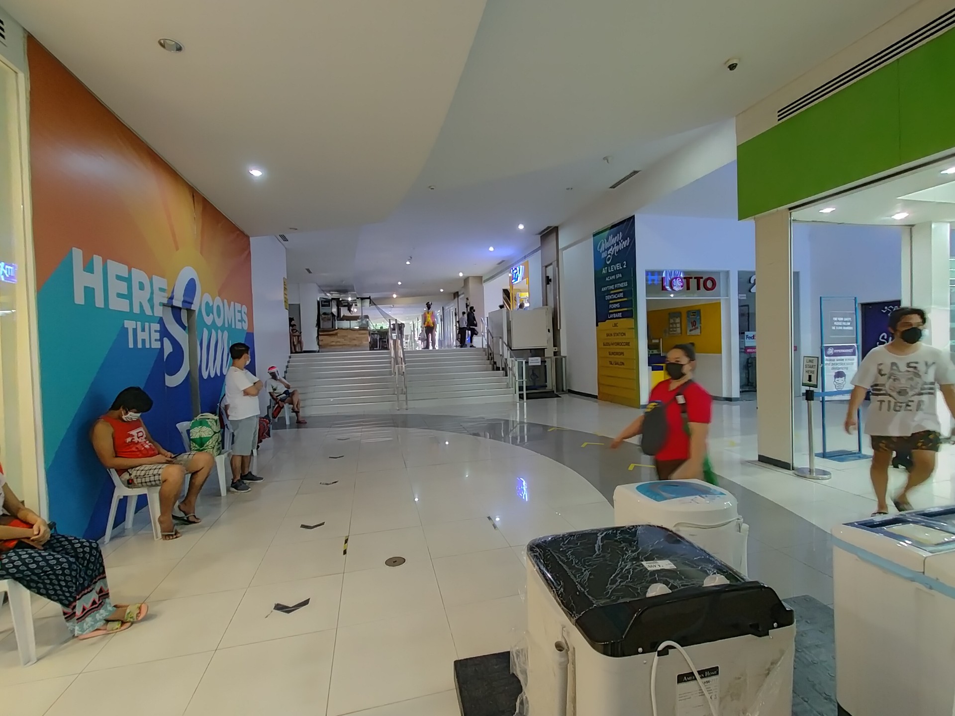 photo of a hallway inside a mall using the Oppo A92