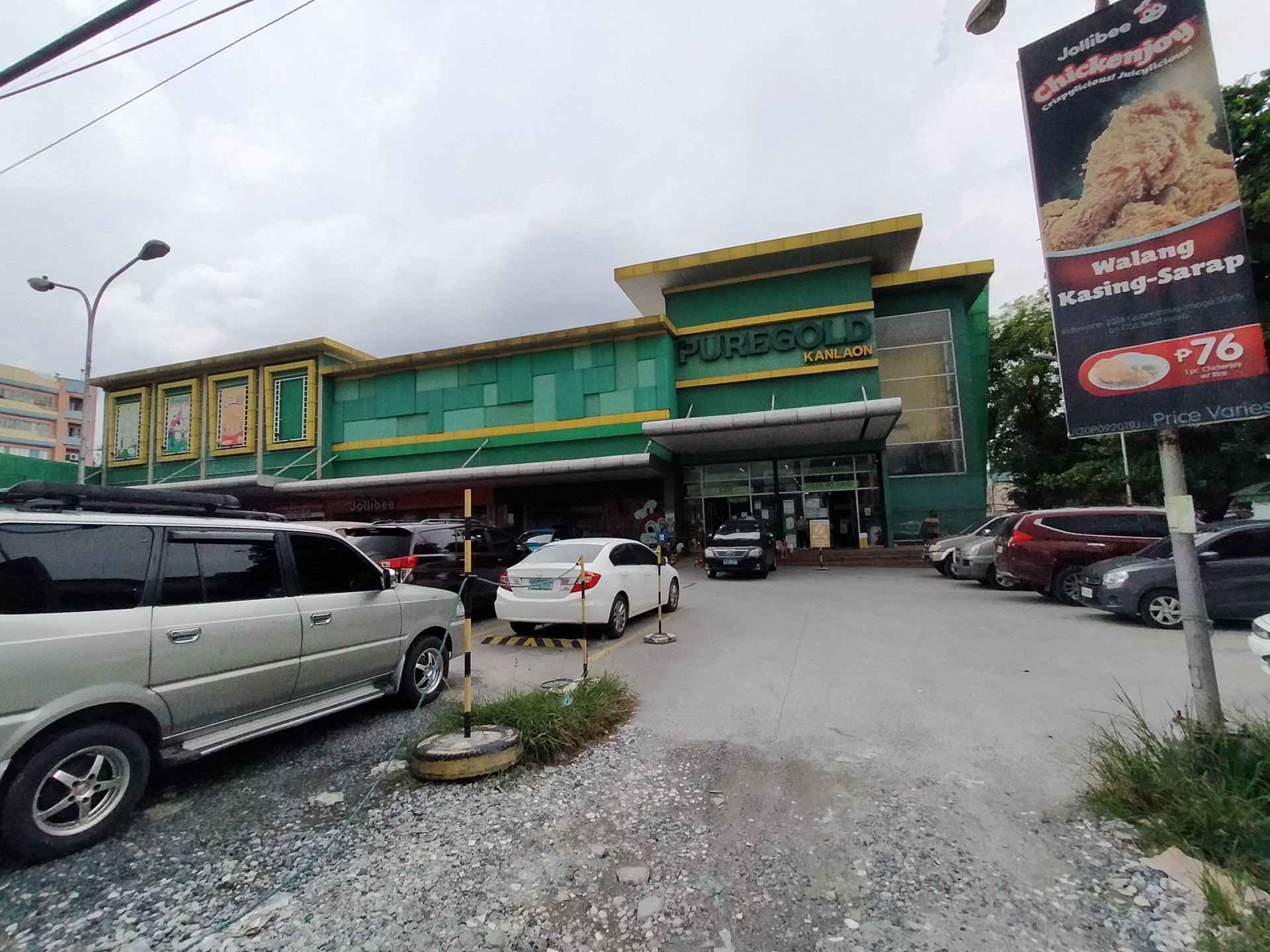 Photo of a Puregold building using ultra wide angle camera of the Oppo A92