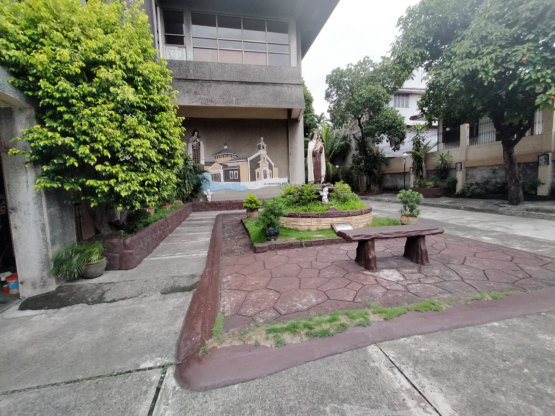 Photo of a garden at a church using ultra wide angle camera of the Oppo A92