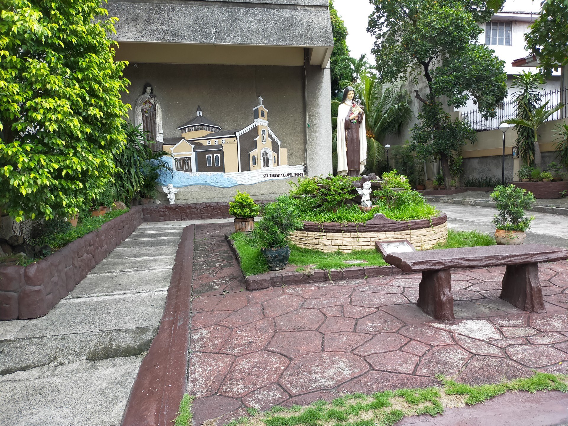 Photo of a garden at a church using regular camera of the Oppo A92