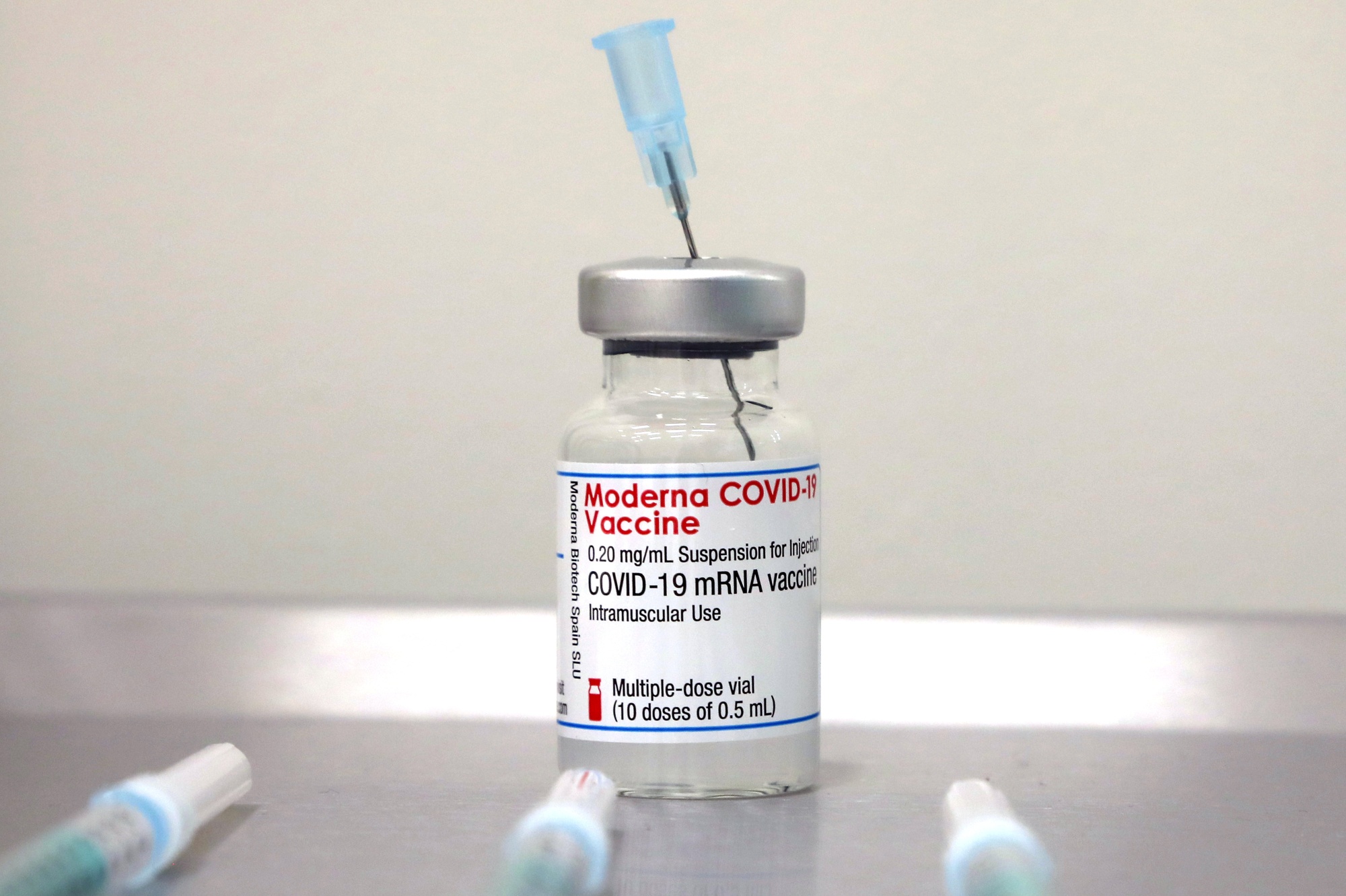Вакцина среда. Вакцина moderna против Covid-19. Вакцины МРНК moderna. Модерна вакцина от коронавируса. Вакцины Pfizer и moderna.
