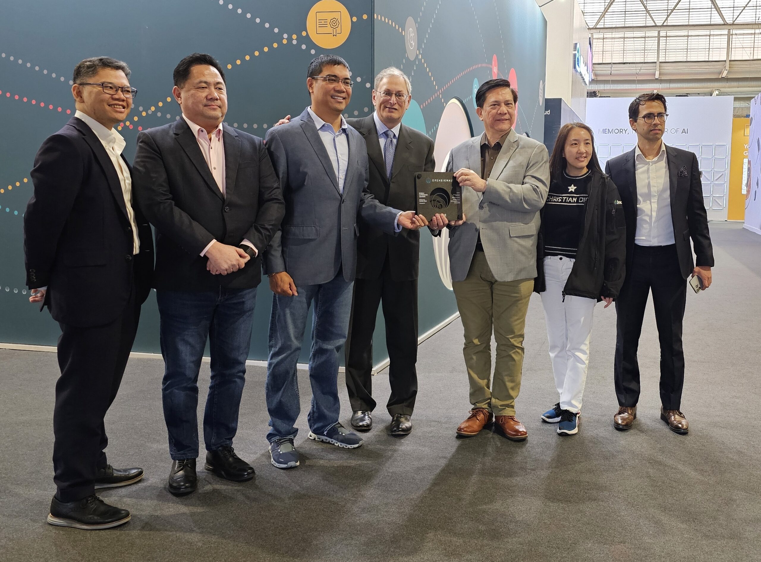 Smart being awarded by Opensignal during MWC 2024 for 5G Download Speed, 5G Upload Speed, 5G Coverage Experience, 5G Availability, and Overall Download Speed Experience.